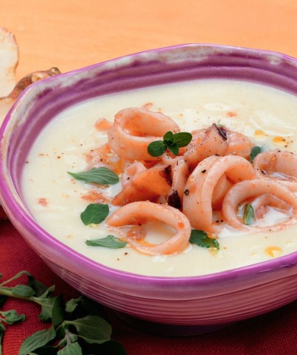 Il topinambur è delicato e molto versatile in cucina e per queste e molte altre qualità è diventato molto di moda nelle cucine degli chef stellati. Usalo insieme alle patate e ai calamari per preparare una sfiziosa crema da servire come entrée di una cena raffinata.