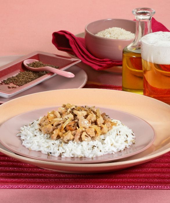 Un piatto di riso basmati con ragout di agnello al cumino