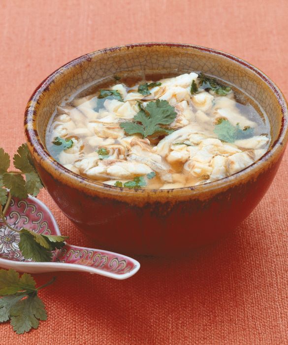 Un piatto di zuppa di branzino al coriandolo 