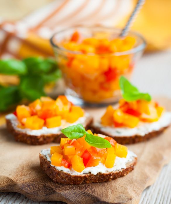 Perfetti per un aperitivo, le bruschette alla zucca e formaggio sono un trionfo di sapore