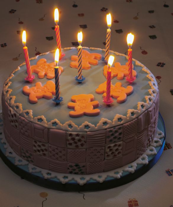 Una torta di compleanno decorata per un compleanno da sogno
