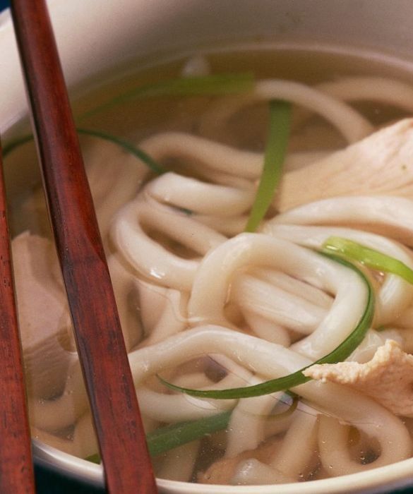 Per finire voliamo in Giappone. La terra del Sol levante è maestra nella preparazione di zuppe di tutti i tipi, spesso servite durante il pasto e a volte addirittura come portata principale. La regina di tutte le zuppe giapponesi è il ramen, solitamente a base di carne, noodle e uova.