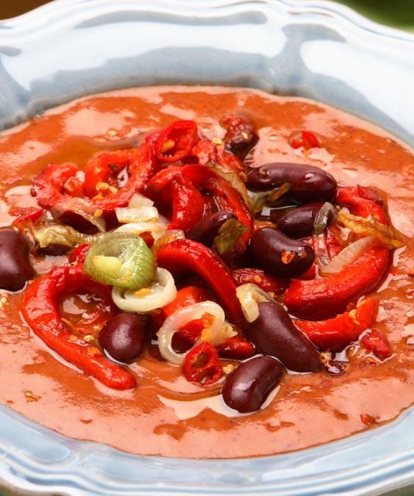 Per tutti i fan del piccante la zuppa giusta è quella con peperoni e fagioli rossi. L'ispirazione ci viene dalla cucina messicana, dove i peperoni, i fagioli e i peperoncini dalla piccantezza decisa la fanno decisamente da padroni.