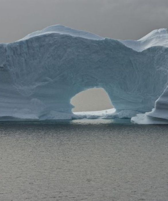 La piccola differenza di densità tra il ghiaccio e l'acqua fa sì che il 90% degli iceberg rimanga sommerso; da qui l'usatissimo modo di dire 'la punta di un iceberg' per indicare qualcosa di cui si conosce una piccolissima parte, mentre il resto rimane in gran parte nascosto.