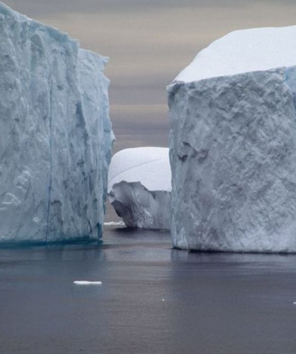 Gli iceberg di Ilulissat, cittadina sulla costa occidentale della Groenlandia e tutta l’area intorno alla Disko Bay sono patrimonio dell’UNESCO dal 2004. Secondo il National Geographic questo luogo è uno dei più belli da visitare al mondo.