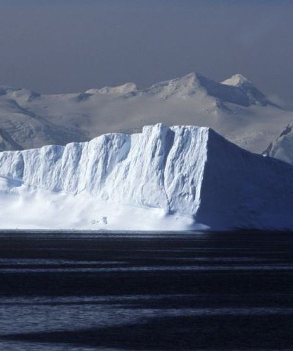 Gli snowberg sono un particolare tipo di iceberg che si trova nella regione antartica. Hanno forma piatta e una struttura tabulare, che può avere spessore di poche decine di metri e lunghezza di centinaia di chilometri. 