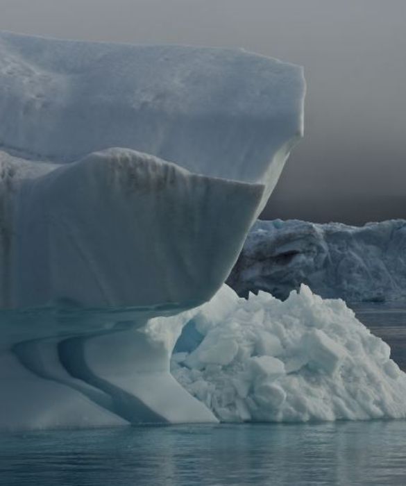 Alcuni studiosi hanno recentemente proposto alle Nazioni Unite di usare gli iceberg che si staccano dalla Groenlandia per motivi climatici per far fronte al fabbisogno di acqua dell'umanità. Questi progetti risultano ancora molto cari per il lungo trasporto e per il problema dello scioglimento, anche se gli ultimi studi hanno scoperto nuovi materiali per ricoprire la parte emersa degli iceberg e nuove rotte che sfruttano le correnti marine.