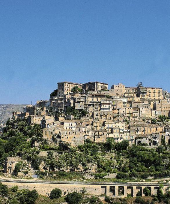 La Sicilia non manca all'appello delle 'Spighe verdi' con Ragusa, la bellissima città posta sul versante meridionale dei monti Iblei, alla destra della profonda valle percorsa dal fiume Irminio. 