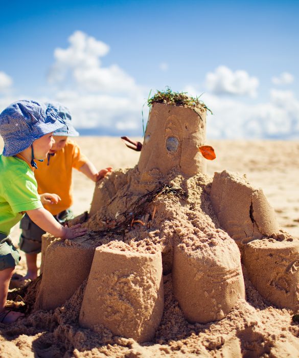 I momenti di gioco in spiaggia diventano sinonimo di creatività: costruire castelli di sabbia, utilizzare paletta e secchiello per dare vita all'immaginazione e magari scoprire di avere un piccolo Michelangelo in famiglia!