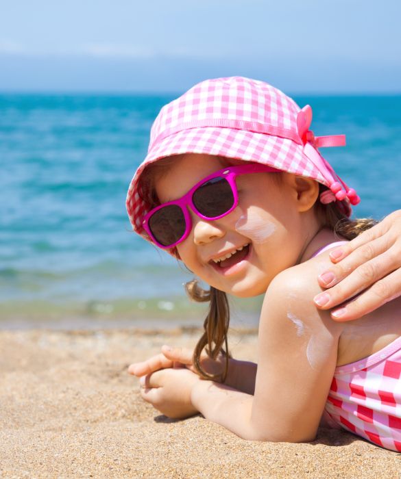 Ad ognuno la sua: la crema solare è fondamentale durante le vacanze al mare, soprattutto per proteggere la pelle sensibile dei bambini.