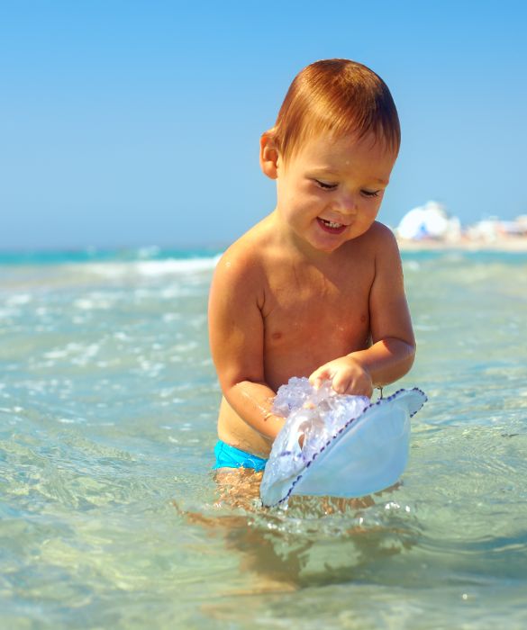 Le meduse provocano una forte irritazione delle pelle: se il vostro bambino entra in contatto con una medusa sciacquate con acqua corrente la zona interessata e consultate il prima possibile un medico. 