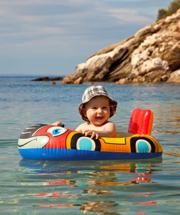 Salvagente o braccioli? Oltre ad essere colorati e dalle forme davvero originali, sono strumenti fondamentali per far divertire i vostri piccoli in mare senza correre rischi!