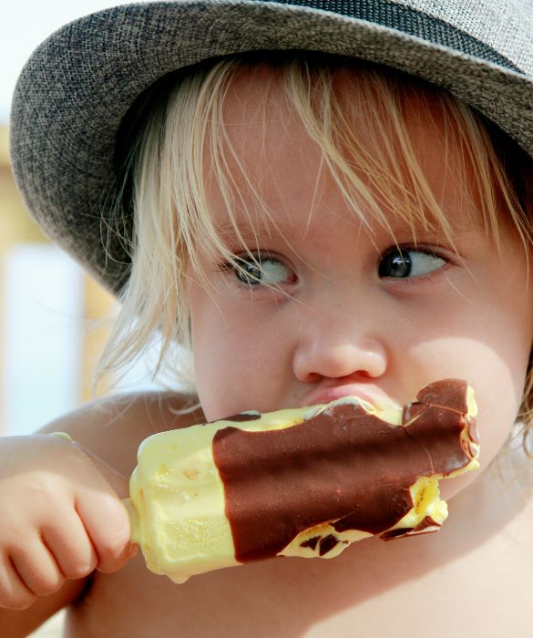 Con l'estate la voglia di gelati, ghiaccioli e granite dei nostri bambini è incontenibile! Per evitare spiacevoli sorprese e indigestioni, fate trascorrere un po' di tempo prima di lasciarli tuffare di nuovo in acqua!