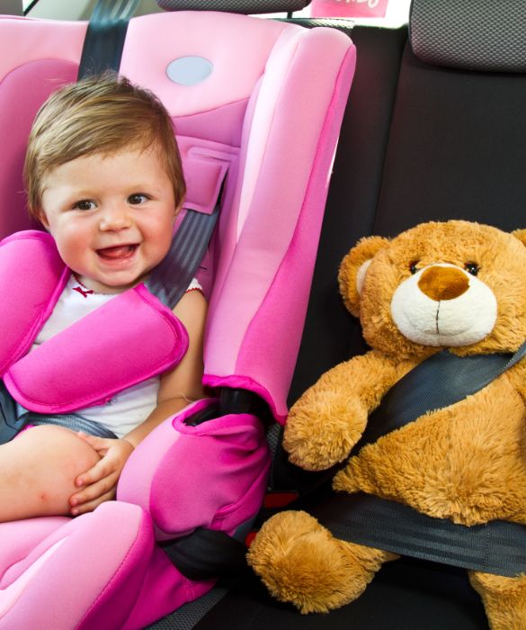 Se dovete affrontare un lungo viaggio in auto ricordatevi di portare dei giochi che possano intrattenere il vostro bambino: soffrirà meno l'auto e il tempo scorrerà più veloce!