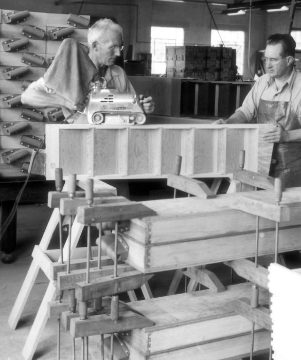 Fisher-Price ha cambiato il mondo anche senza giocattoli. Nel 1942, durante la Seconda Guerra Mondiale, riconvertì la sua produzione, fornendo parti di velivoli militari e casse di forniture mediche per i battaglioni in guerra.