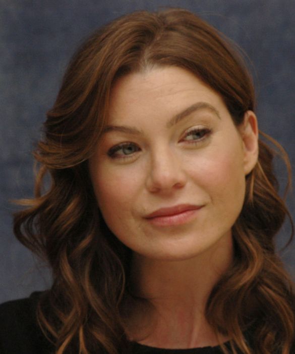 Il 27 marzo del 2005 sulla Abc debuttava il medical drama che vedeva protagonista un’allora sconosciuta Ellen Pompeo sotto le direttive di Shonda Rimes. Il successo fu immediato e tutti furono entusiasti. Tutti tranne Ellen perché il network non ha mai voluto pagarla più di Dempsey, nonostante fosse lei la star indiscussa di Grey’s Anatomy. Alla fine del 2017, però, ha firmato un nuovo contratto, dopo che il dottor Stranamore ha abbandonato la serie, e la bella Meredith Grey è diventata una delle attrici più pagate al mondo con circa 550.000 dollari a episodio. A questi va ad aggiungersi la sua quota di profitti della syndacation, per un totale di 19 milioni di dollari.