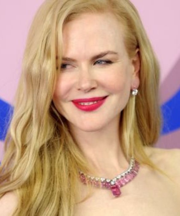 In settima posizione troviamo Nicole Kidman, uno dei volti più apprezzati del cinema mondiale, con un guadagno di 22 milioni di dollari. Anche lei come la Streep si unirà al cast del film Netflix The Prom diretto da Ryan Murphy. Inoltre, guadagnerà circa 1 milione di dollari a episodio per la sua prossima miniserie The Undoing, in arrivo su Sky Atlantic a novembre. 