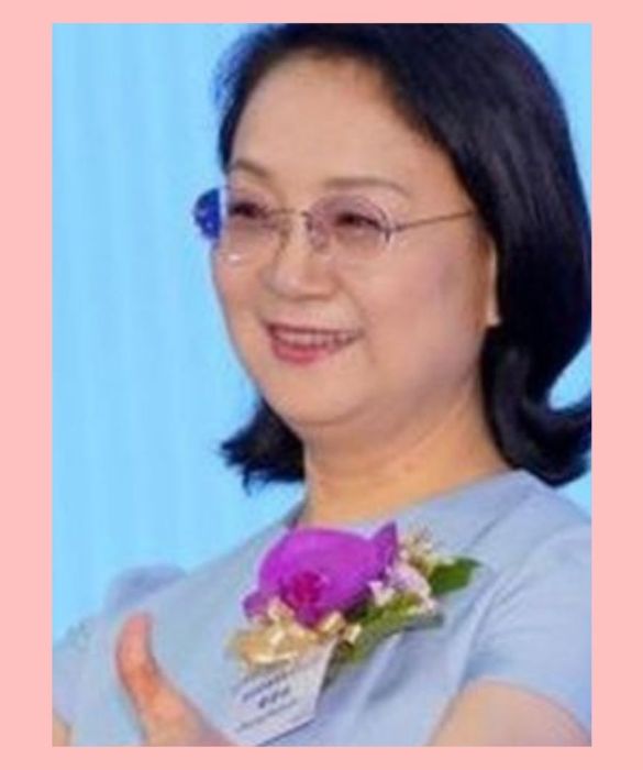 Nona in classifica troviamo Zhong Huijuan, presidente del colosso farmaceutico Hansoh Pharmaceutica che produce farmaci oncologici, psicoattivi, antidiabetici e di altro tipo. Tra Gennaio e Marzo, nel periodo di massima diffusione del Coronavirus nell’ex Celeste Impero, le azioni della sua società sono aumentate del 10% e oggi detiene un patrimonio di 14,6 miliardi di dollari. Zhong è sposata con Sun Piaoyang, il miliardario presidente di Jiangsu Hengrui Medicine.