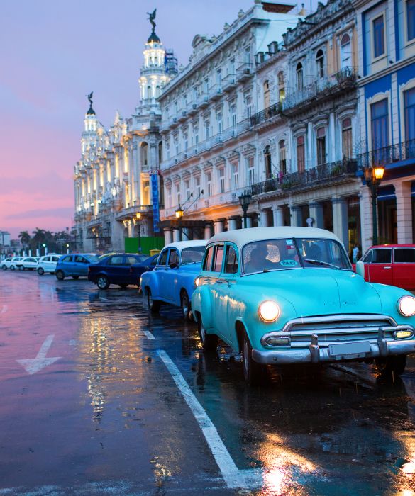 La Habana (L'Avana), capitale di Cuba, è la più grossa città dei Caraibi ed è uno dei luoghi più ricchi di cultura e colore al mondo. Il suo passato coloniale e la successiva dittatura prima e il governo rivoluzionario poi l'hanno resa un luogo magico e carico di scorci romantici.