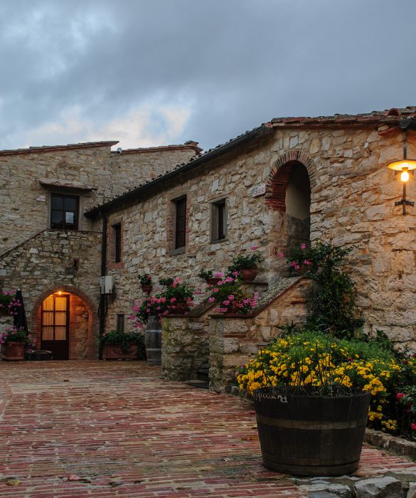 Fra Firenze, Siena ed Arezzo si estendono 20 Km di pura poesia. Il territorio del Chianti, prevalentemente collinare, è quanto di più romantico possa esserci per una fuga a due. La magia di una notte trascorsa in un casolare vi stregherà.