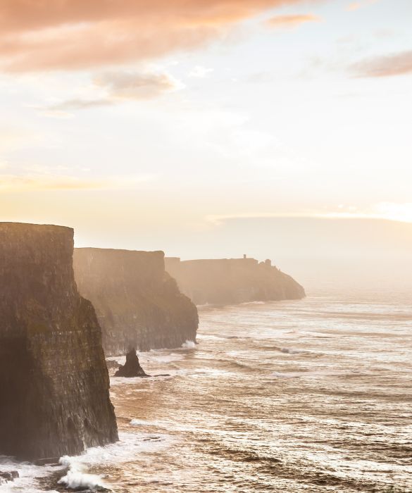 La Wild Atlantic Way, in Irlanda, è l'itinerario costiero in cui le onde dell'Atlantico incontrano la costa ovest. Qui potrete sentire il vento nei capelli e godervi un momento di totale relax insieme al vostro partner.
Da scegliere se il vostro concetto di romanticismo si avvicina a quello, letterario, dello Sturm Und Drang.