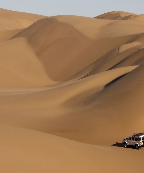 Il deserto del Namib occupa la parte costiera della Namibia che si affaccia, a ovest, sull'Oceano Atlantico. La località di Sossusvlei circondata da alte dune, è la più celebre località nonché la principale meta turistica della Namibia. Qui potrete assaporare la magia del deserto e delle sue dune.