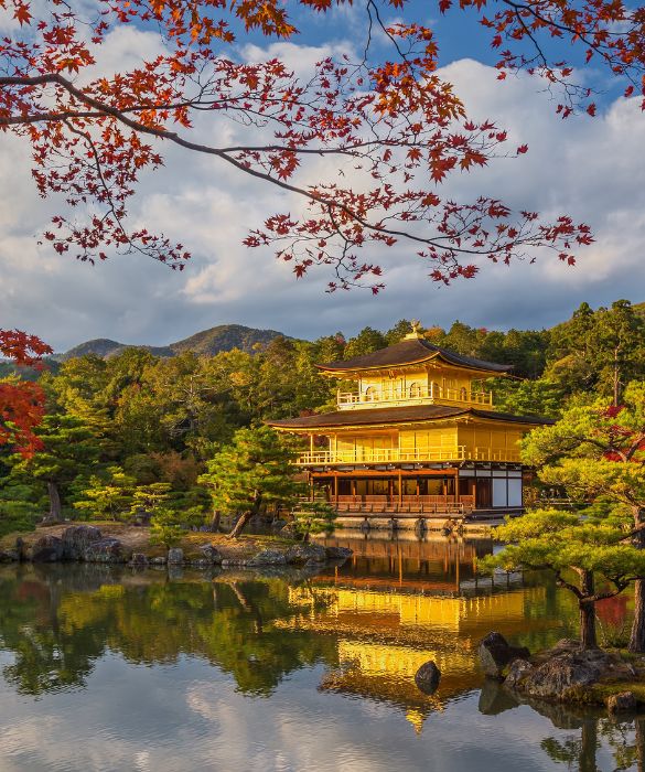 Questo tempio giapponese, che è il reliquiario di Rokuon-ji, risale al 1397 poi convertito in tempio Zen. La pagoda, completamente rivestita di foglie d'oro, è circondata da un meraviglioso parco dove respirare la millenaria cultura giapponese nella sua espressione tradizionale.