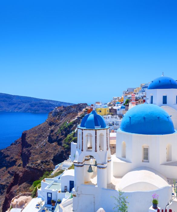 Il villaggio di Oia, a Santorini, equivale a fare un tuffo in paradiso. L'isola greca con la sua tipica architettura bianca e blu e i tramonti mozzafiato vi regalerà un soggiorno a due di raro romanticismo.