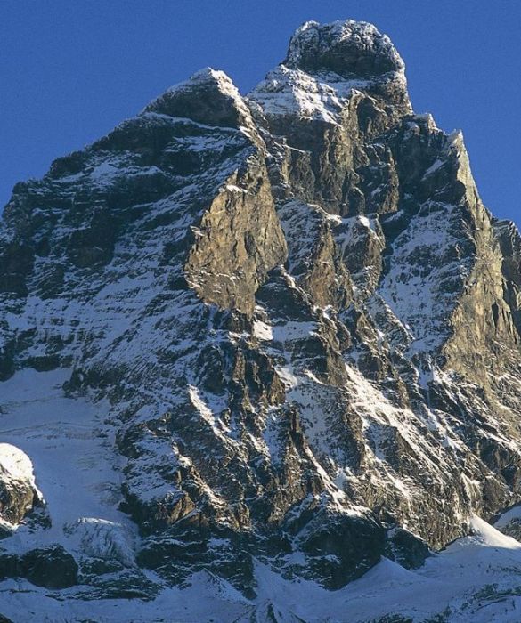 Se amate la montagna, Cervinia non vi deluderà: è un centro alpinistico della Valle d'Aosta, frazione del comune di Valtournenche, situato a 2000 m nella grandiosa conca del Breuil, alla testata della valle del torrente Marmore, circondata da cime imponenti fra cui il Cervino.