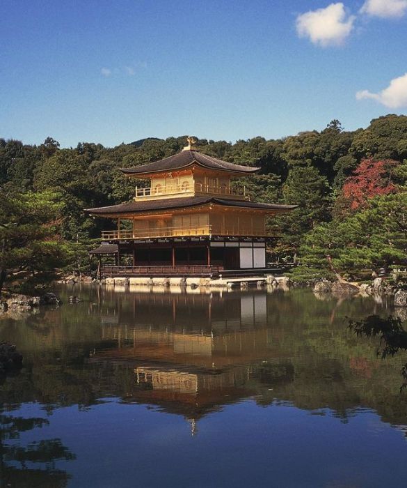 Se avete a disposizione un buon budget e un periodo di tempo abbastanza lungo un viaggio da sogno è quello alla scoperta di Kyoto, una città giapponese di antichissima tradizione che viene considerata la capitale artistica e culturale del Paese. Situata nell'isola di Honshū, a 360 km da Tōkyō, sul fiume Kamo, si trova su una ristretta zona pianeggiante dominata da una catena di modeste alture che circondano il Biwa. 