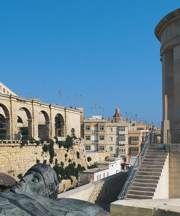 Situata all'estremità di uno sperone roccioso della costa orientale dell'isola di Malta, La Valletta è una città ricca di edifici di grande interesse storico-artistico ma anche di divertimenti per tutti i gusti e tutte le tasche.
