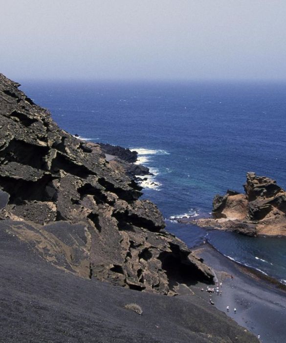 Lanzarote è un'isola delle Canarie dai colori e dalle atmosfere davvere uniche poichè è di origine vulcanica. La sua natura selvaggia dal 1974 è tutelata dal Parco nazionale di Timanfaya. 