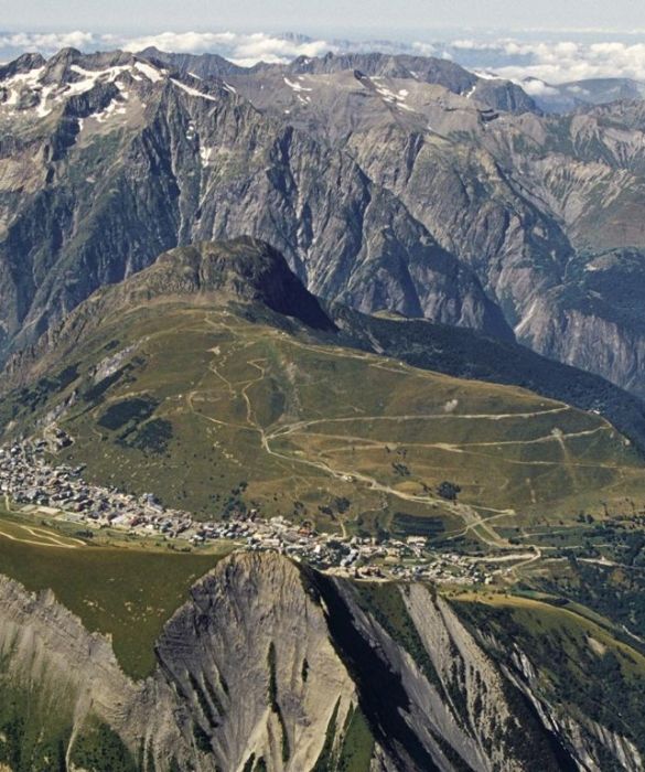 Per chi ama unire lo sport al divertimento questa è la meta adatta: Les Deux Alpes offrono piste di ogni tipo insieme a locali dove suonano i più importanti dj internazionali.