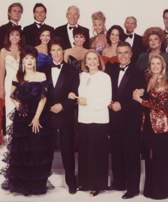 Il 4 giugno 1990 veniva trasmessa la prima puntata in Italia, su Rai 2. L'obiettivo era sostituire un'altra soap opera di successo, “Quando si ama”. Ma il successo di pubblico convinse l'emittente a portare Beautiful nella stagione invernale.
