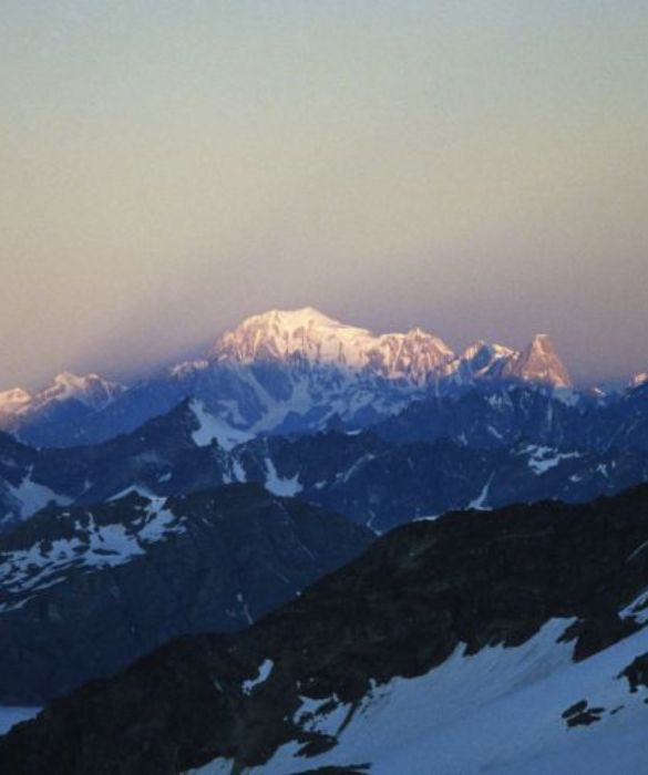 Sul versante italiano si trovano la val Veny e la val Ferret, raggiungibili dalla bellissima Courmayeur, mentre dalla parte francese (Alta Savoia) si trovano la valle dell'Arve e la famosa località di Chamonix. Queste due stazioni turistiche sono unite tra loro dal traforo del Monte Bianco, un tunnel autostradale inaugurato nel 1965.