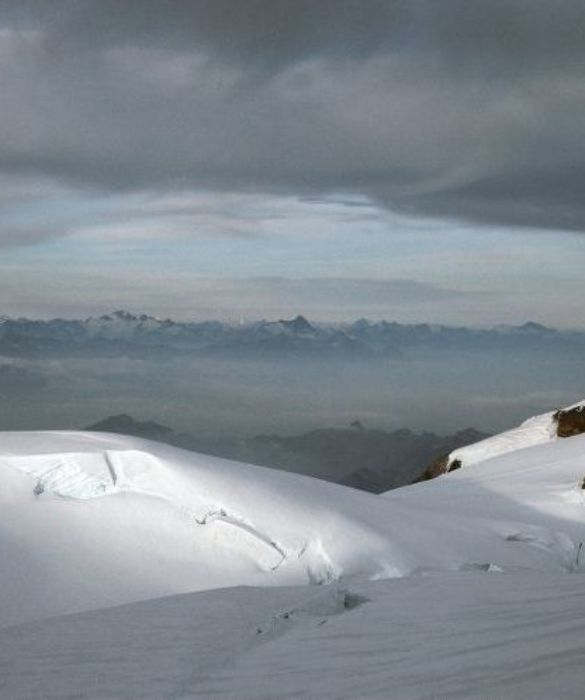 Il massiccio del Monte Rosa fa parte delle Alpi Pennine, che formano un grande bastione roccioso e un maestoso complesso glaciale con gli oltre 4000 metri del Cervino e del Monte Rosa. Questa catena sovrasta la Valle d'Aosta e si affaccia in territorio svizzero con il Colle del San Bernardo, che per secoli fu la più importante via di comunicazione tra l'Europa del Nord e quella del Sud.