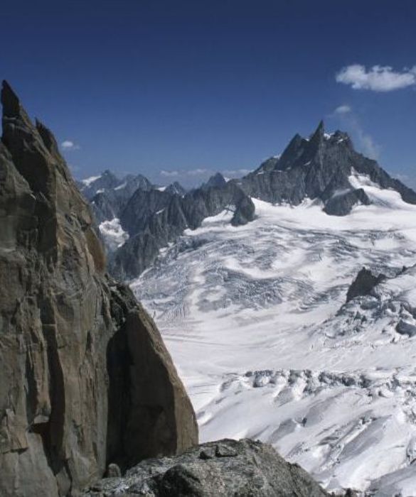 Il Monte Bianco con i suoi 4810 metri di altezza è la vetta più alta di tutto l'arco alpino. Si trova nelle Alpi Graie ed è famoso per gli eccezionali paesaggi che fanno da cornice a rinomate località di villeggiatura in Italia e in Francia.