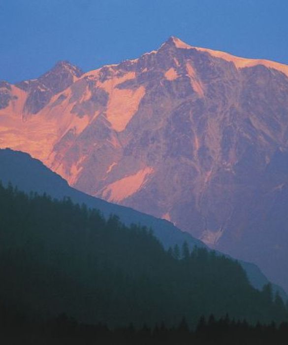 Nelle valli del Massiccio del Monte Rosa ci sono molte località frequentate d'inverno per gli sport invernali e d'estate per le escursioni in montagna. Le più rinomate sono Alagna, Antagnod, Brusson, Champoluc, Gressoney-La-Trinité, Gressoney-Saint-Jean e Macugnaga. Sul versante svizzero la stazione sciistica più famosa è Zermatt. 