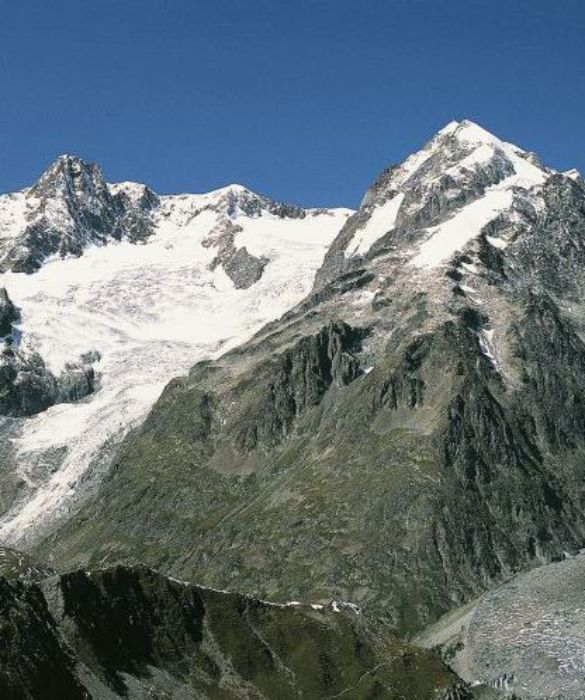 Oggi ci sono due vie principali per raggiungere la vetta del Monte Bianco: la via normale da Chamonix, più facile e affrontata da centinaia di alpinisti e quella più impegnativa che da Courmayeur affronta il ghiacciaio del Miage per arrivare al rifugio Gonella.