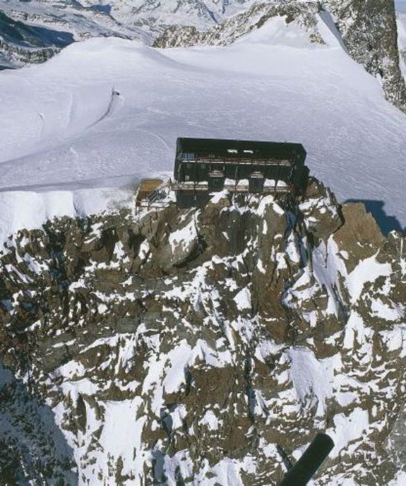 Il rifugio più famoso del massiccio del Monte Rosa è la capanna Regina Margherita, a 4554 metri, sul versante della Valsesia. Altri rifugi storici sono: il rifugio Barba -Ferrero, il rifugio Pastore, la capanna Gnifetti e la capanna Carestia.