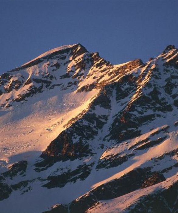 Durante le belle giornate il massiccio del Monte Rosa è il protagonista assoluto del panorama della Pianura Padana; tenendo fede al suo nome, si colora di rosa all'alba e al tramonto. La punta Dufour (4633 metri) è la più alta del massiccio e la seconda vetta delle Alpi.