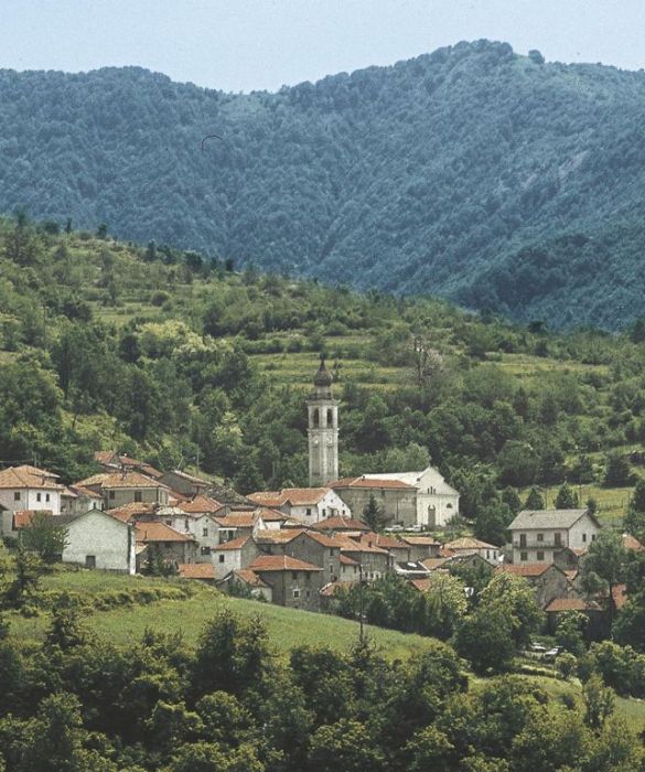 In Piemonte, nell'alta val Borbera, ci sono molti paesi che gli abitanti hanno lasciato negli anni Sessanta, tra di essi alcune frazioni di Carrega Ligure: Connio, Chiapparo, Ferrazza e Reneuzzi.