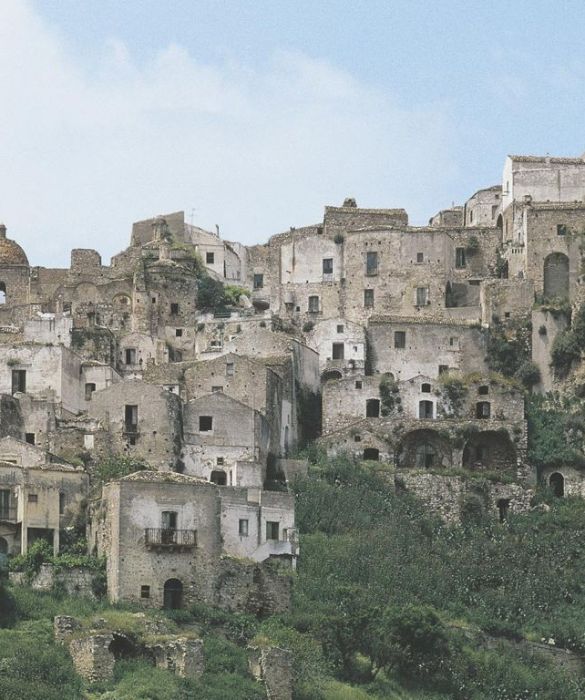 Suggestivo centro dell'Appennino Lucano alla destra del fiume Cavone, Craco venne lasciato negli anni Settanta del Novecento in seguito a una frana per cui la popolazione si spostò negli attuali abitati di Craco Nuova, in pianura, e Peschiera.