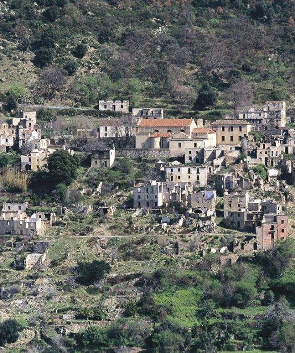 Gairo è un borgo sardo dell'Ogliastra che venne abbandonato e ricostruito più in quota a causa di alcune frane che colpirono la zona.