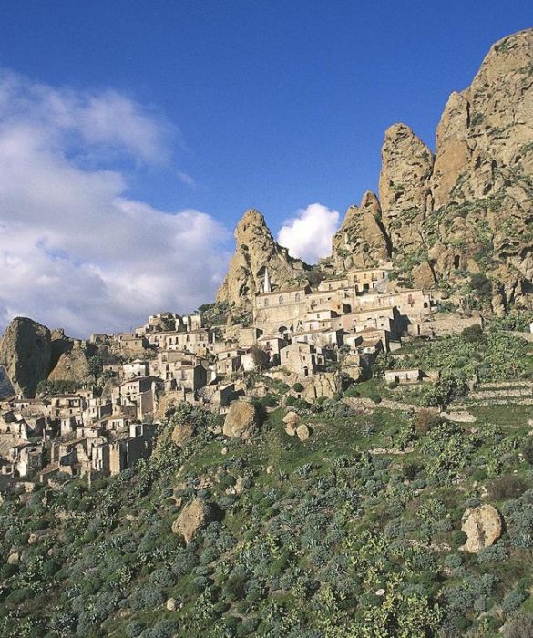 Arroccato sulla rupe del Monte Calvario, questo borgo calabrese è unico e senza tempo: uno dei 'paesi fantasma' più noti d’Italia, che oggi rivive grazie a botteghe artigiane e all'organizzazione di festival.