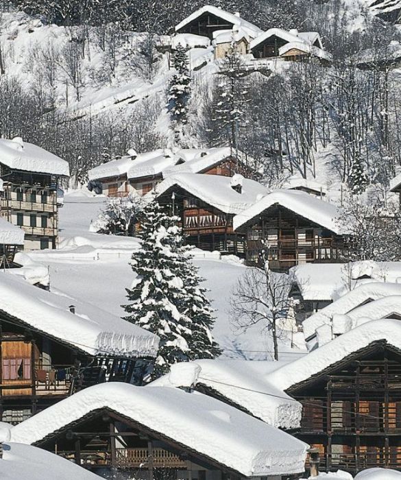 Alagna, un piccolo centro piemontese ai piedi del Monte Rosa, in Valsesia, è considerata la capitale del freeride a causa delle pareti irte e impervie che vi si incontrano. Più di 13 km di piste per arrivare quasi a 3000 metri di altitudine.