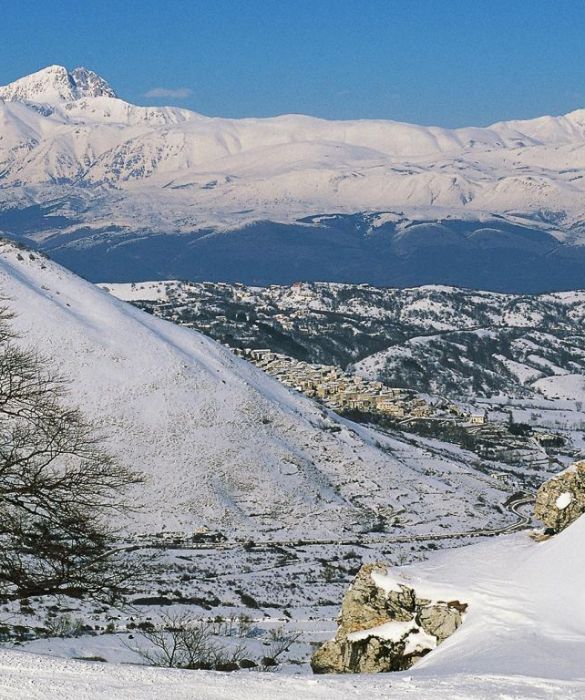 Nel Parco Regionale Naturale Sirente Velino si trova Campo Felice, una famosa meta sciistica dell'Appennino Centrale che fa parte del comprensorio Le Tre Nevi: offre oltre 30 km di piste.