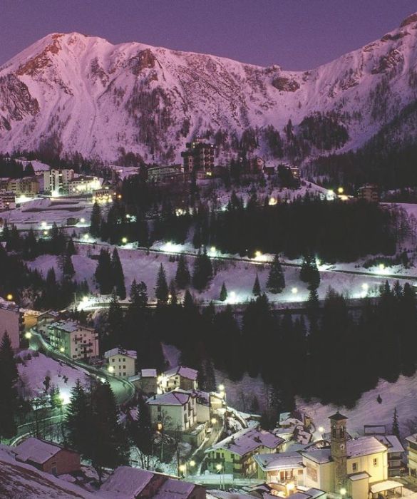 Foppolo è una delle più importanti mete per le settimane bianche nell'Alta Val Brembana, insieme a Carona, San Simone, Valtorta e Piani di Bobbio. Si possono percorrere 30 km di piste, superando i 2000 metri di altitudine.