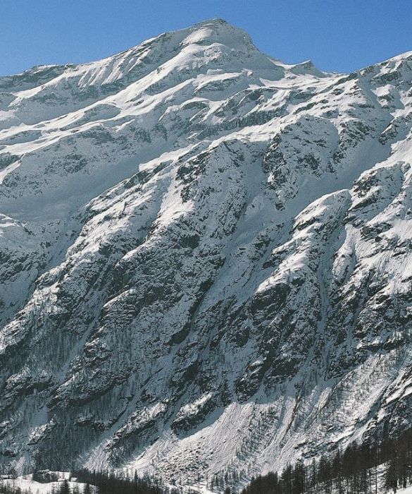 La rinomata località sciistica valdostana Gressoney-La-Trinité si trova nella Valle del Lys, vicino al Monte Rosa. Oltre 33 km di piste permettono di superare i 3000 metri di quota.