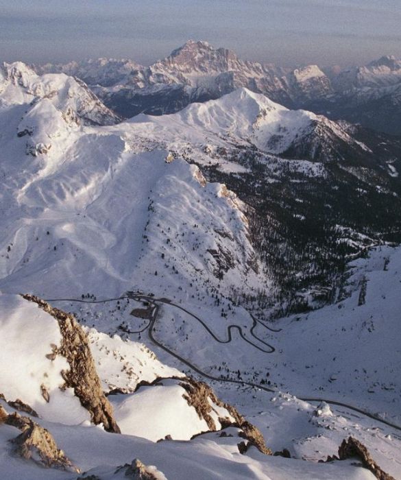 Il paesino di Caprile, in provincia di Belluno, è il cuore del comprensorio sciistico del monte Civetta. Per sciarvi serve lo skipass Dolomiti Superski, che permette di accedere anche ai comprensori di Tre Valli e Marmolada.